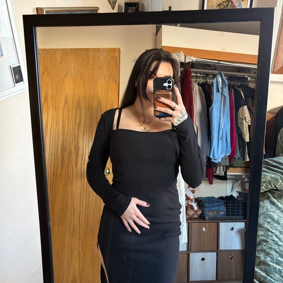 Elegant Black Long Sleeve Dress - Picture 2 of 3